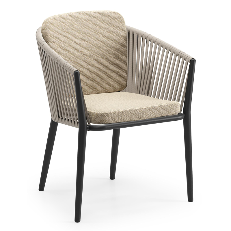 Orso tuinstoel in zwart aluminium en beige verticaal geweven vlakke rope met zitkussen in All Weather Cosytica Althea Camel