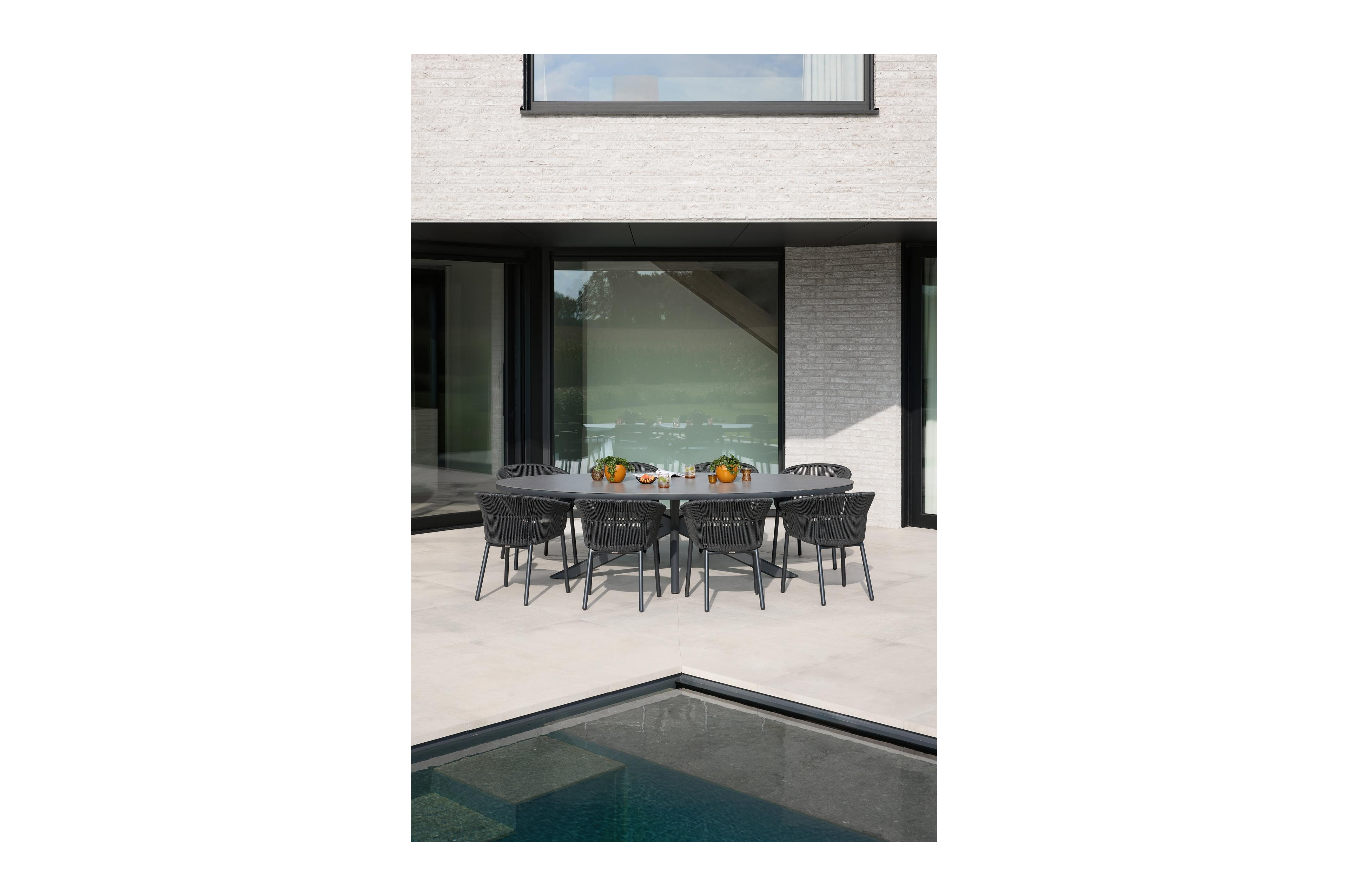 Matera stapelbare tuinstoel in zwart aluminium en zwart gedraaide ronde wicker met kussen in sky black weather+ softtouch