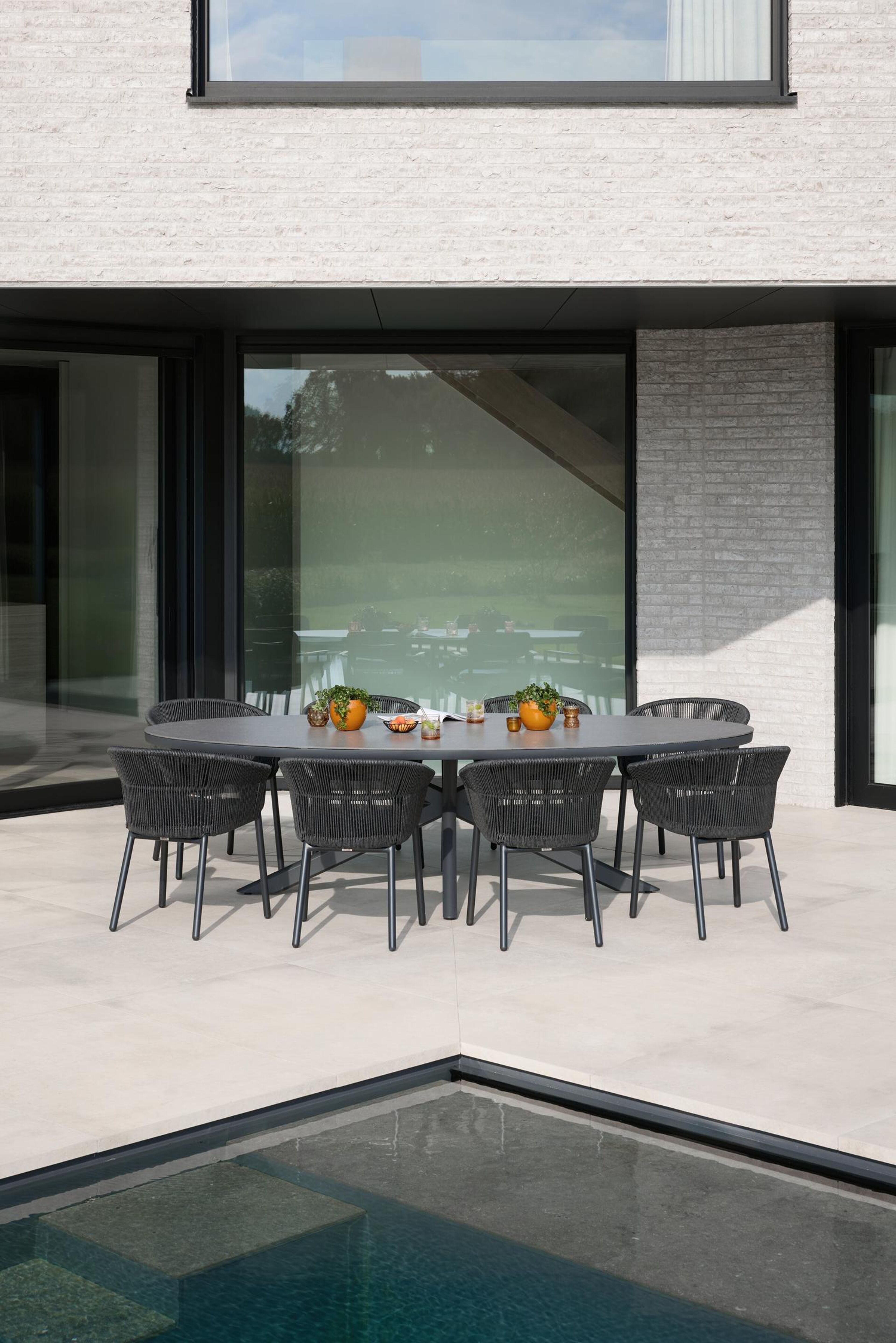 Matera stapelbare tuinstoel in zwart aluminium en zwart gedraaide ronde wicker met kussen in sky black weather+ softtouch