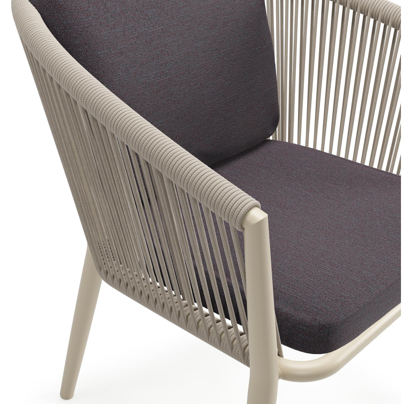 Orso tuinstoel in beige aluminium en beige verticaal geweven ronde rope met luxe zitkussen in All Weather Sunbrella® Luxe Tundra Red