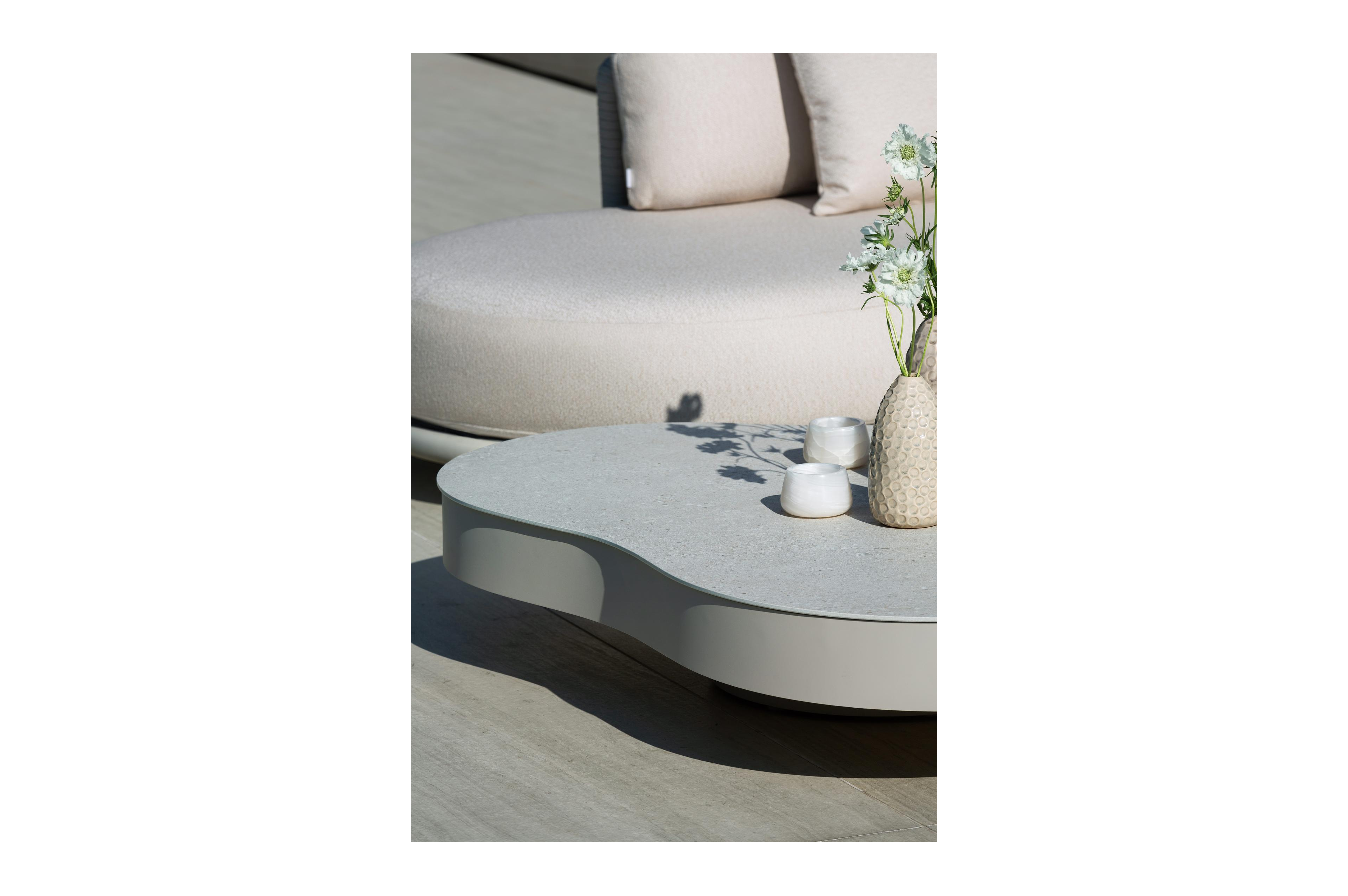 Lomano loungetafel cloud in beige aluminium en volkeramiek Shilin - L 131 x B 108 x H 25 cm