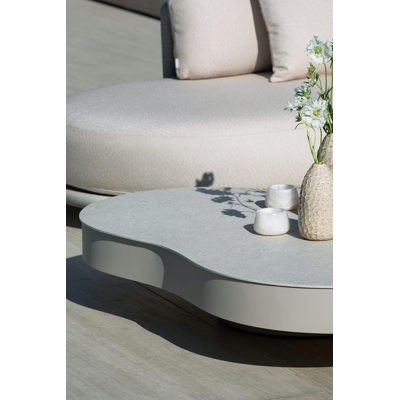 Table de basse Lomano cloud en aluminium beige et céramique pleine Shilin - Lg. 131 x Lrg. 108 x Haut. 25 cm