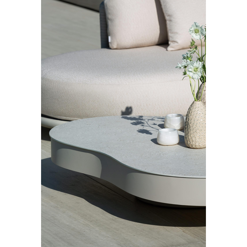 Lomano loungetafel cloud in beige aluminium en volkeramiek Shilin - L 131 x B 108 x H 25 cm