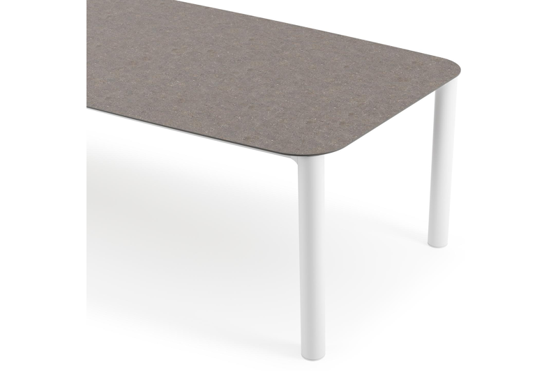 Table de jardin Orso forme de bateau en aluminium blanc et céramique pleine Wulong - Lg. 315 x Lrg. 115 x Haut. 75 cm