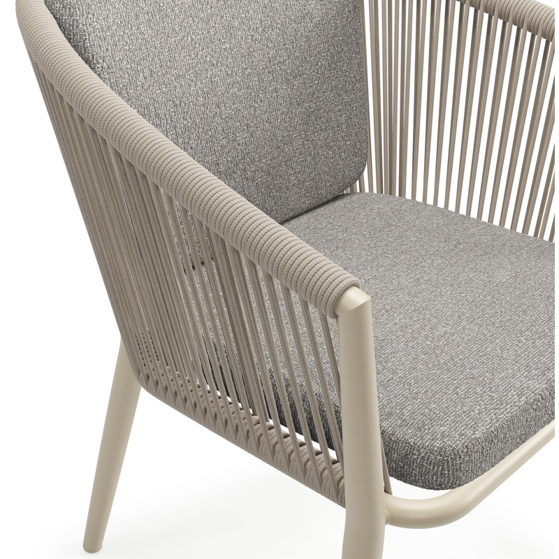 Orso tuinstoel in beige aluminium en beige verticaal geweven ronde rope met zitkussen in All Weather Sunbrella® Luxe Tundra Charcoal