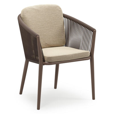 Orso stapelbare tuinstoel in taupe aluminium en taupe verticaal geweven ronde rope met stoelkussen in All Weather Cosytica Althea Camel
