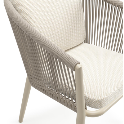 Orso tuinstoel in beige aluminium en beige verticaal geweven ronde rope met luxe zitkussen in All Weather Cosytica Althea Off White