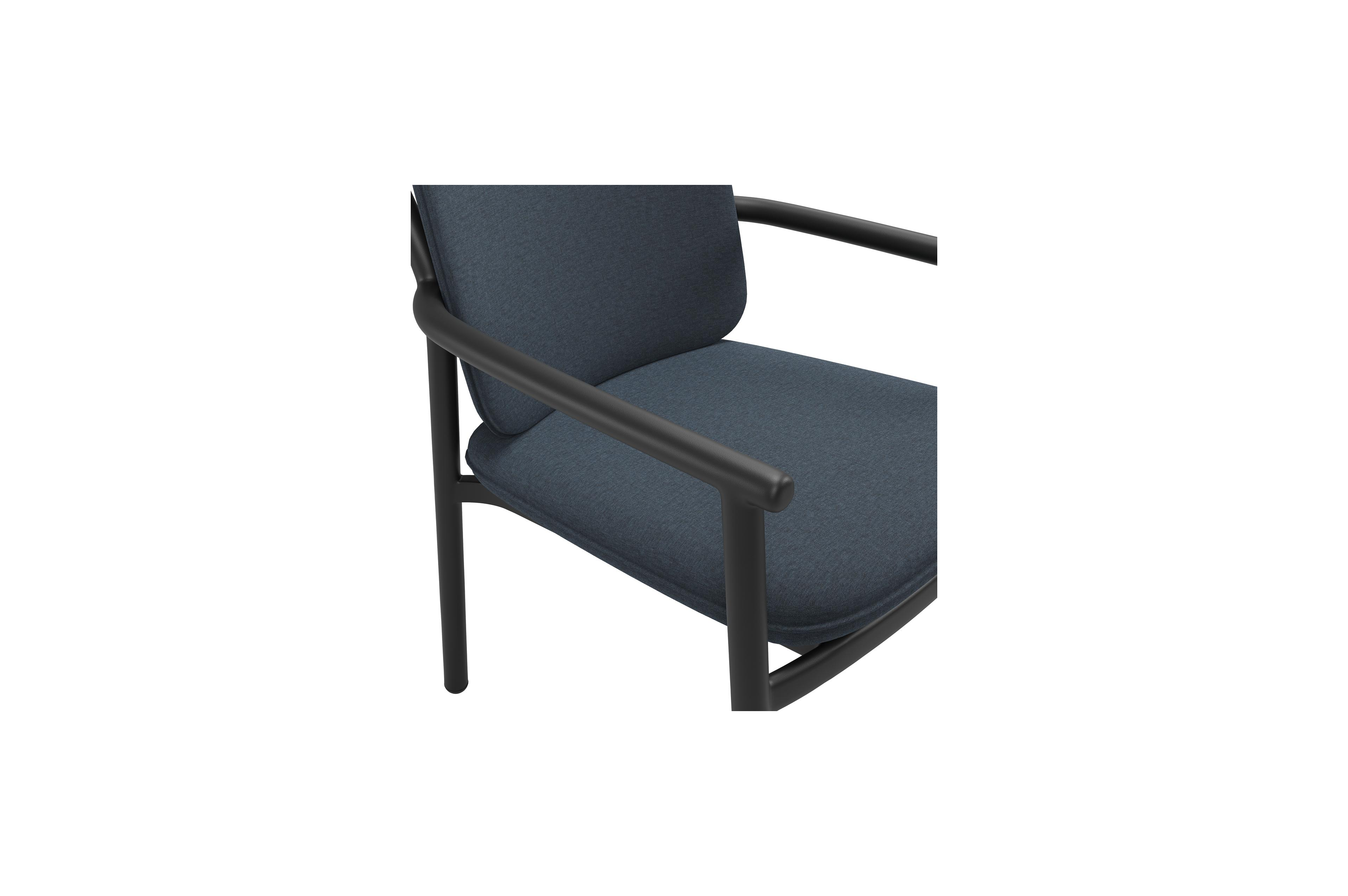 Bono stapelbare tuinstoel in zwart aluminium met stoelkussen in All Weather Sunbrella® Luxe Heritage Indigo