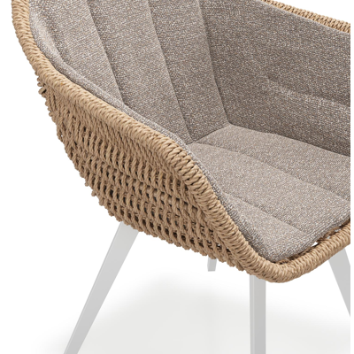 Chaise de jardin Pagino en aluminium blanc et résine tressée ronde naturel avec coussin en All Weather Sunbrella® Luxe Wander Manioc