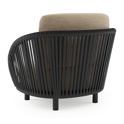 Lupino loungestoel in zwart aluminium en zwart verticaal geweven luxe vlakke brede rope met madagascar oak all weather cosytica kussen