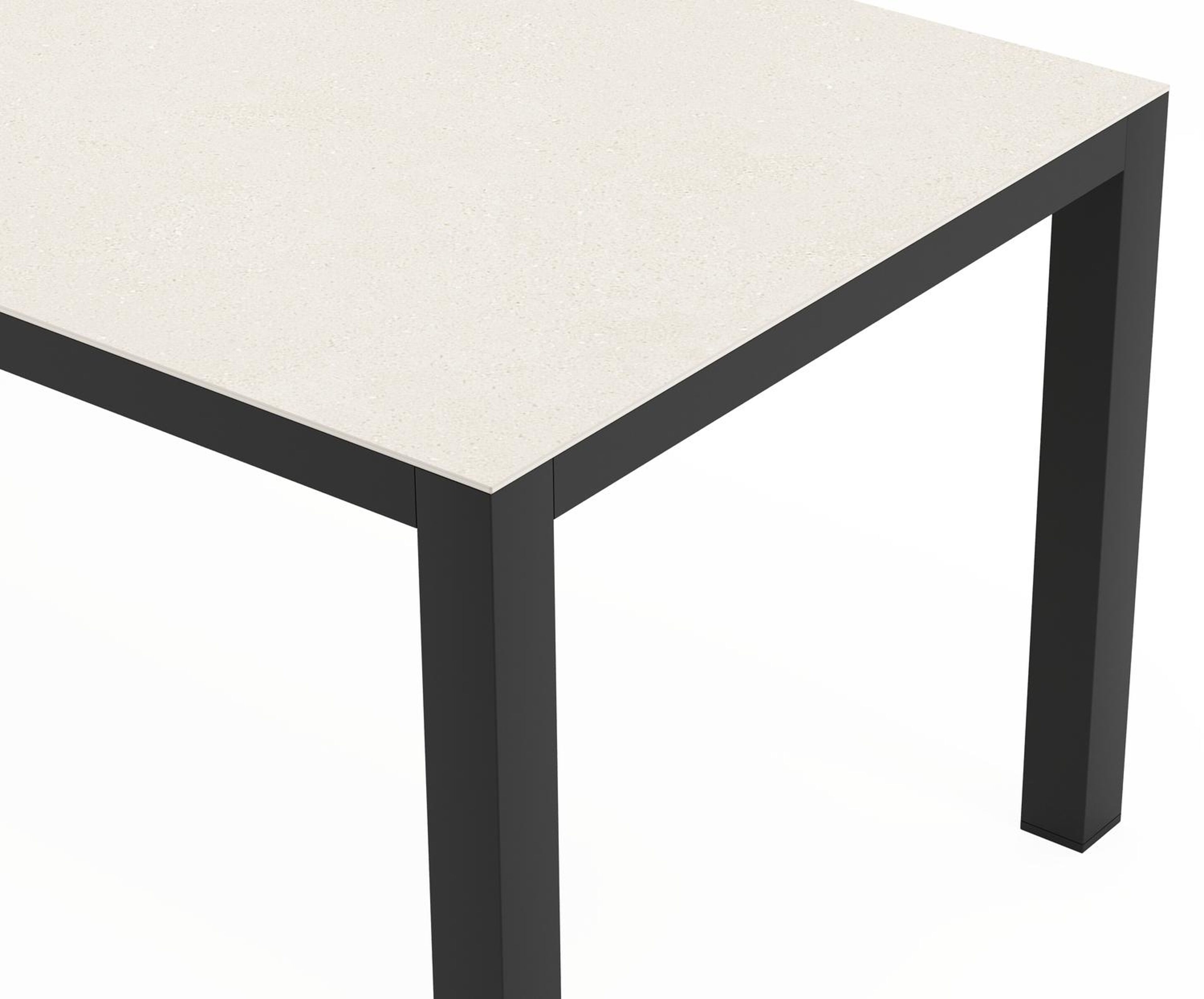 Varese tuintafel rechthoekig in zwart aluminium en sintered stone Crema minerale - L 160 x B 92 x H 73.5 cm