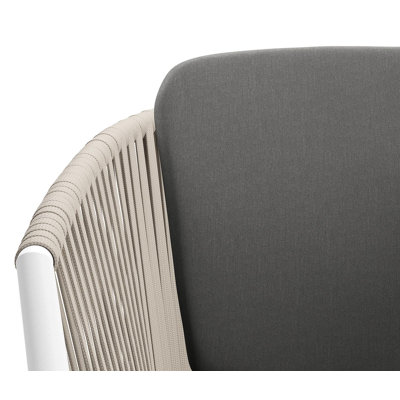 Orso tuinstoel in wit aluminium en beige verticaal geweven vlakke rope met kussen in natte charcoal chine all weather sunbrella® luxe