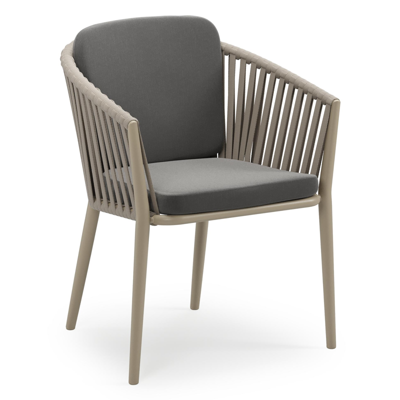 Orso stapelbare tuinstoel in beige aluminium en beige verticaal geweven luxe vlakke brede rope met stoelkussen in All Weather Sunbrella® Luxe Natte Charcoal Chine