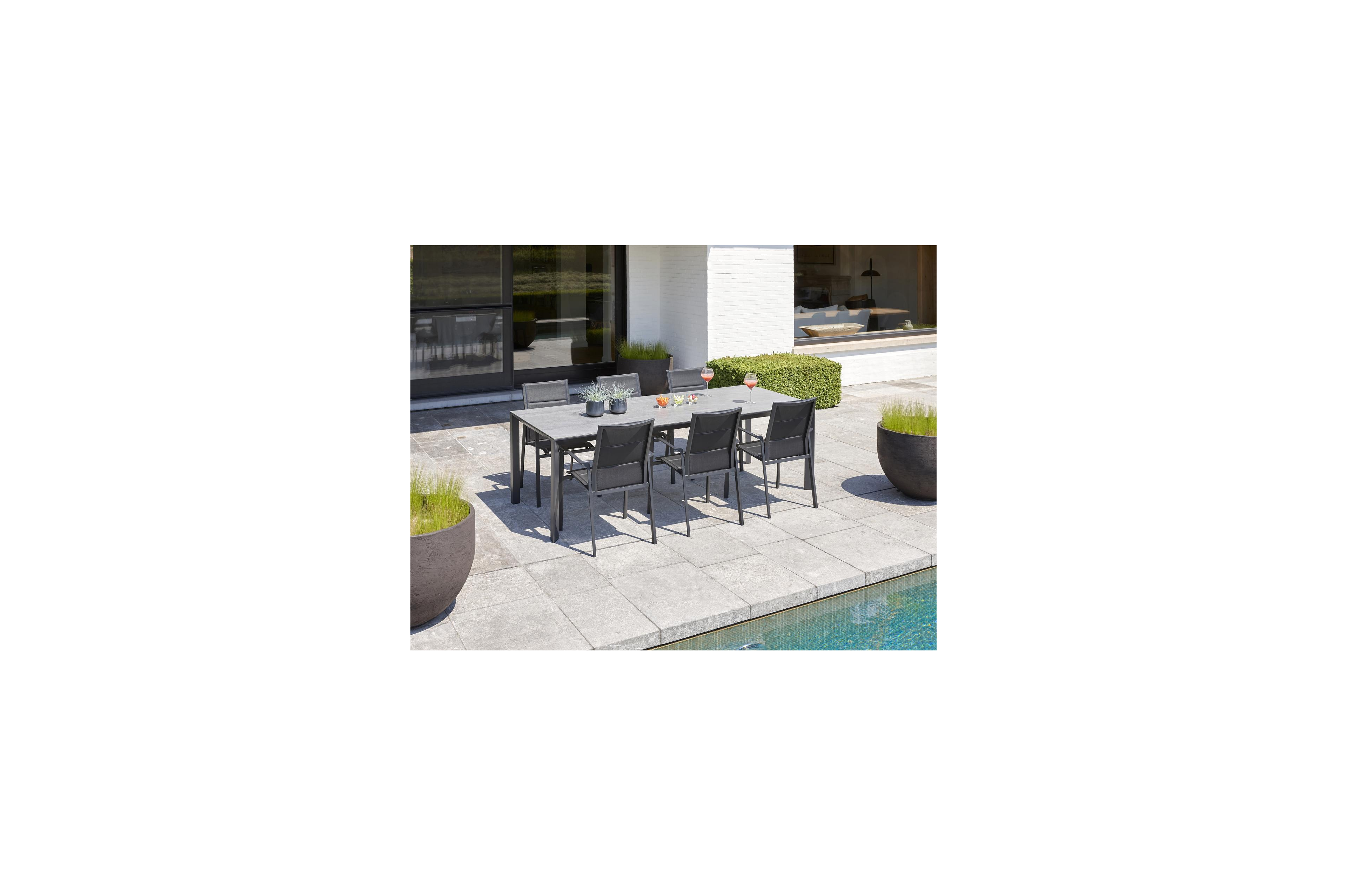 Cirello stapelbare tuinstoel in zwart aluminium en zwart comfort textilene