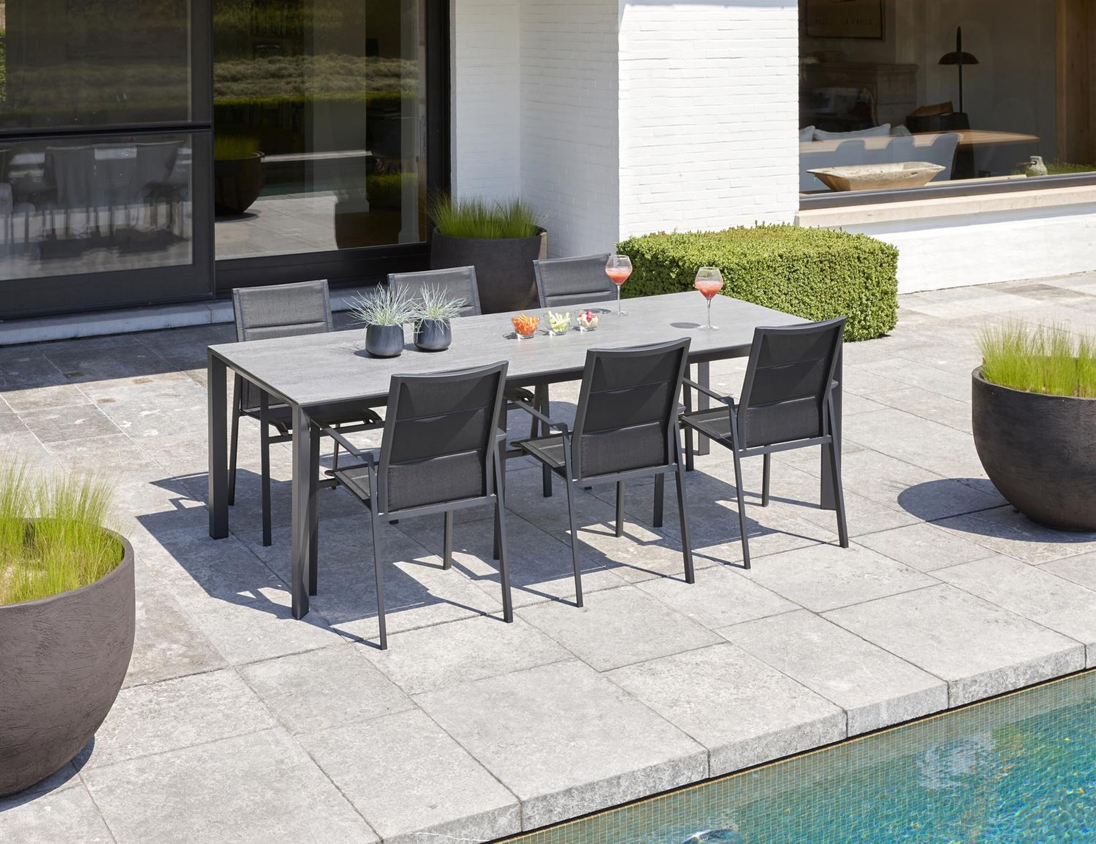 Cirello stapelbare tuinstoel in zwart aluminium en zwart comfort textilene