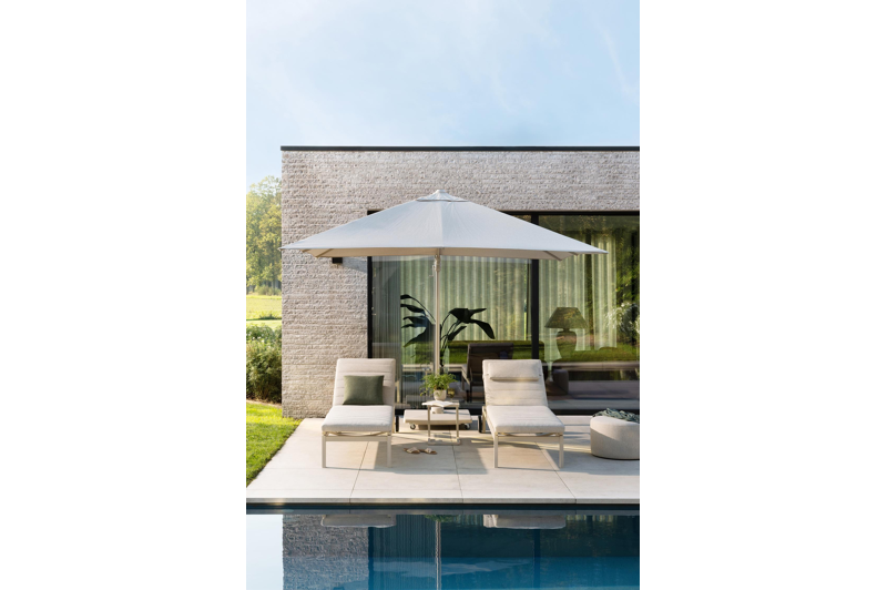 Avola zweefparasol met tiltfunctie in beige aluminium en rustic Weather+ Softtouch parasoldoek - L1 300 x L2 300 cm met Avola parasolvoet beige 90 kg