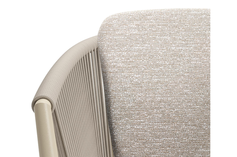 Orso tuinstoel in beige aluminium en beige verticaal geweven ronde rope met zitkussen in All Weather Sunbrella® Luxe Tundra Sand