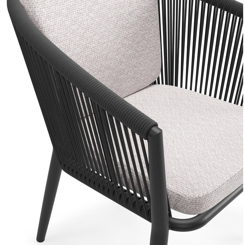Orso tuinstoel in zwart aluminium en zwart verticaal geweven ronde rope met zitkussen in All Weather Sunbrella® Luxe Wander Gobi