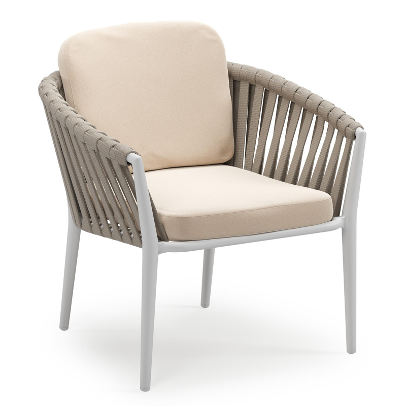 Orso low dining tuinstoel in wit aluminium en beige verticaal geweven luxe vlakke brede rope met stoelkussen in All Weather Sunbrella® Luxe Natte Linen Chalk