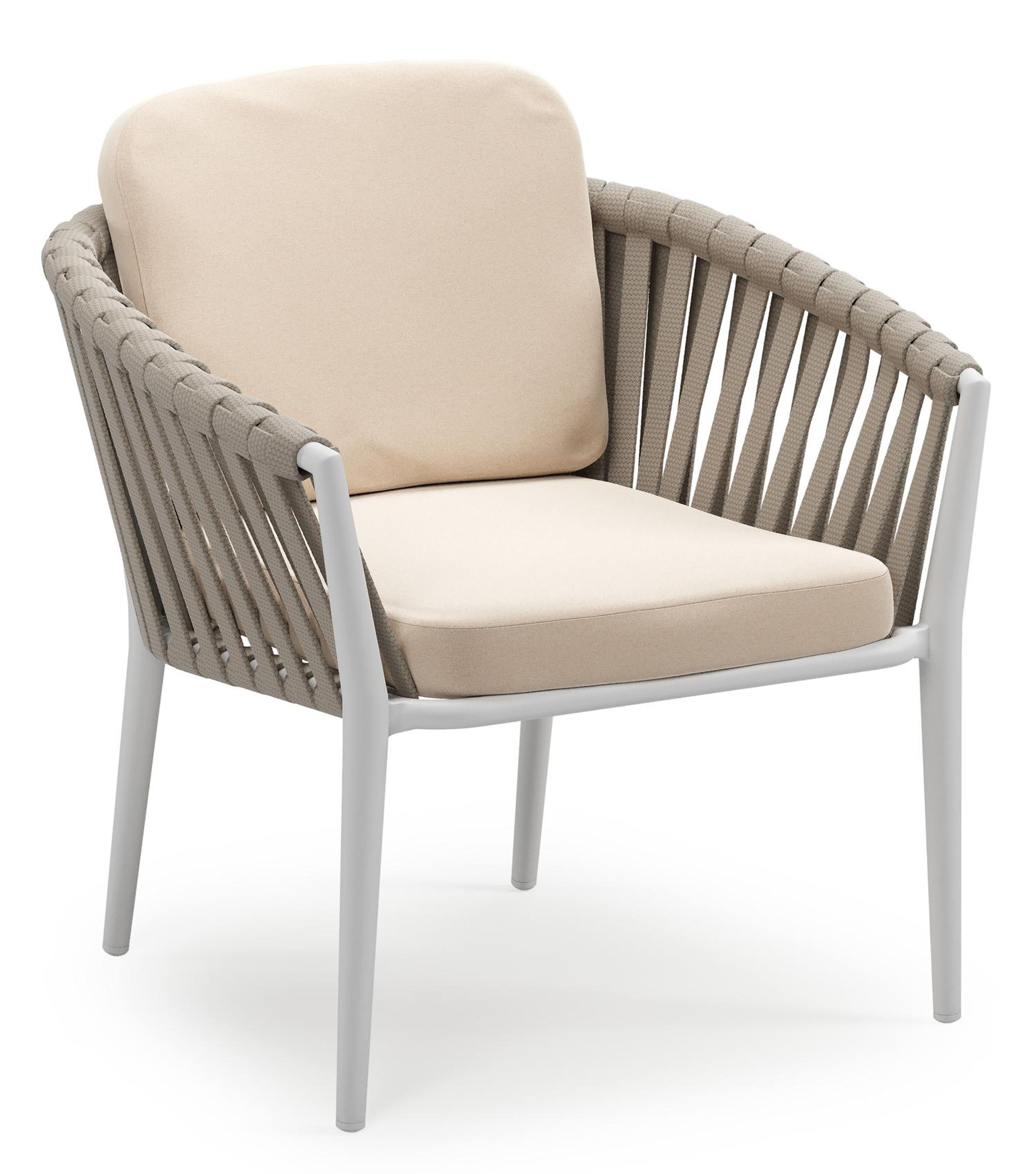 Orso low dining tuinstoel in wit aluminium en beige verticaal geweven luxe vlakke brede rope met stoelkussen in All Weather Sunbrella® Luxe Natte Linen Chalk