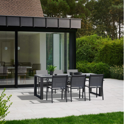 Ensemble de jardin Livo en aluminium noir avec plateau de table en céramique verre gris et 6 chaises de jardin empilables Bareto