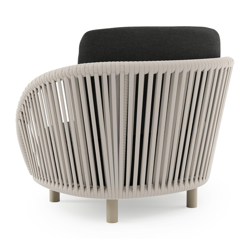 Lupino loungestoel in beige aluminium en beige verticaal geweven luxe vlakke brede rope met chartres sooty all weather sunbrella® luxe kussen