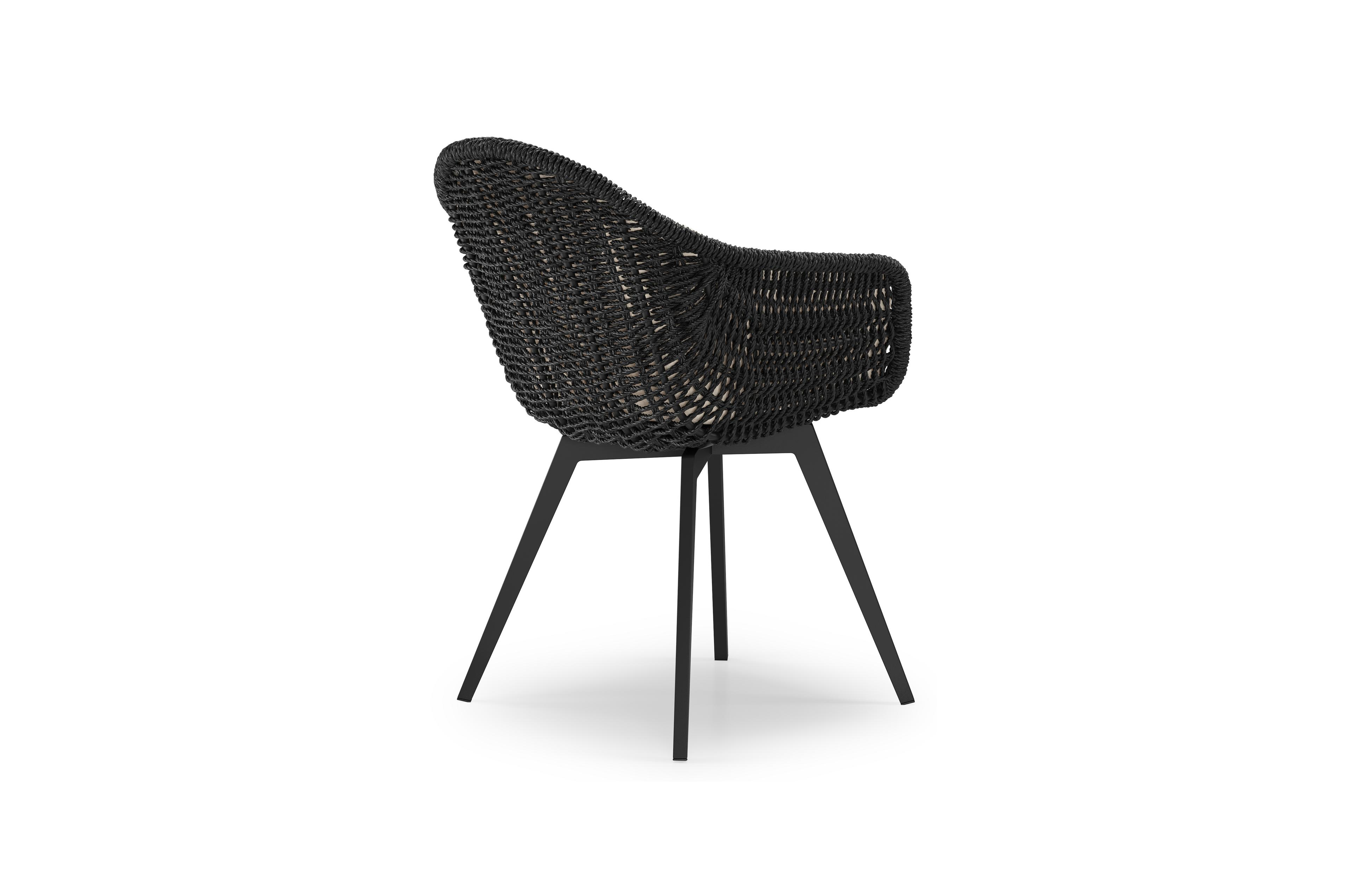 Pagino tuinstoel in zwart aluminium en zwart ronde wicker met zitkussen in All Weather Sunbrella® Luxe Natte White