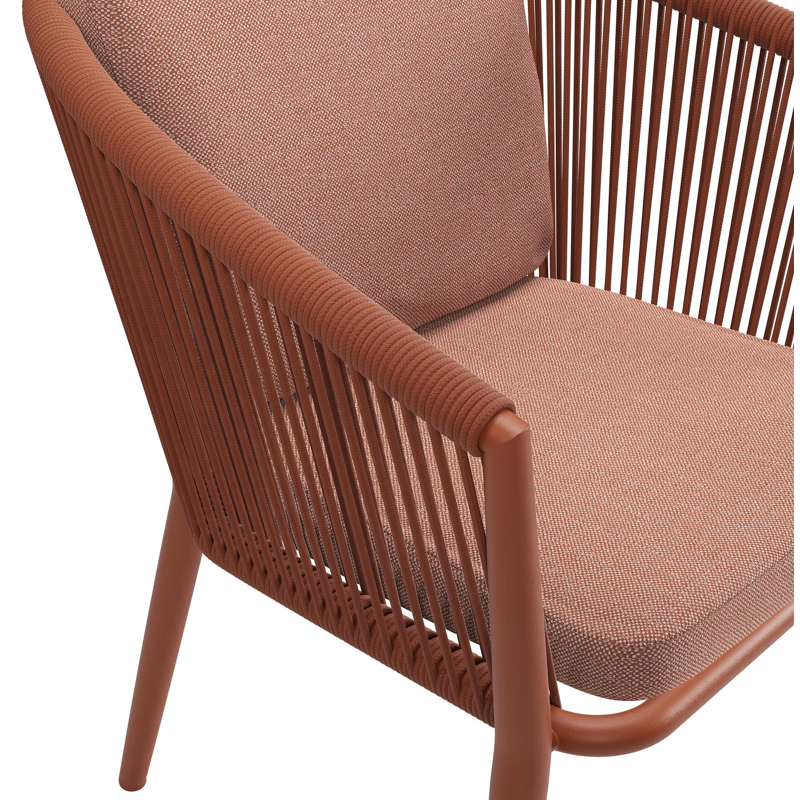 Orso tuinstoel in roestbruin aluminium en roestbruin verticaal geweven ronde rope met Sunbrella Luxe Savane Rust kussen