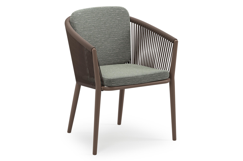 Orso stapelbare tuinstoel in taupe aluminium en taupe verticaal geweven ronde rope met stoelkussen in All Weather Sunbrella® Luxe Slow Fern