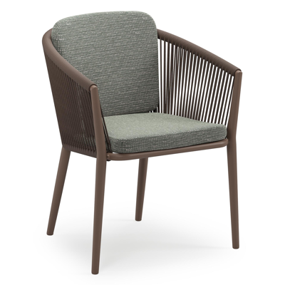 Orso stapelbare tuinstoel in taupe aluminium en taupe verticaal geweven ronde rope met stoelkussen in All Weather Sunbrella® Luxe Slow Fern