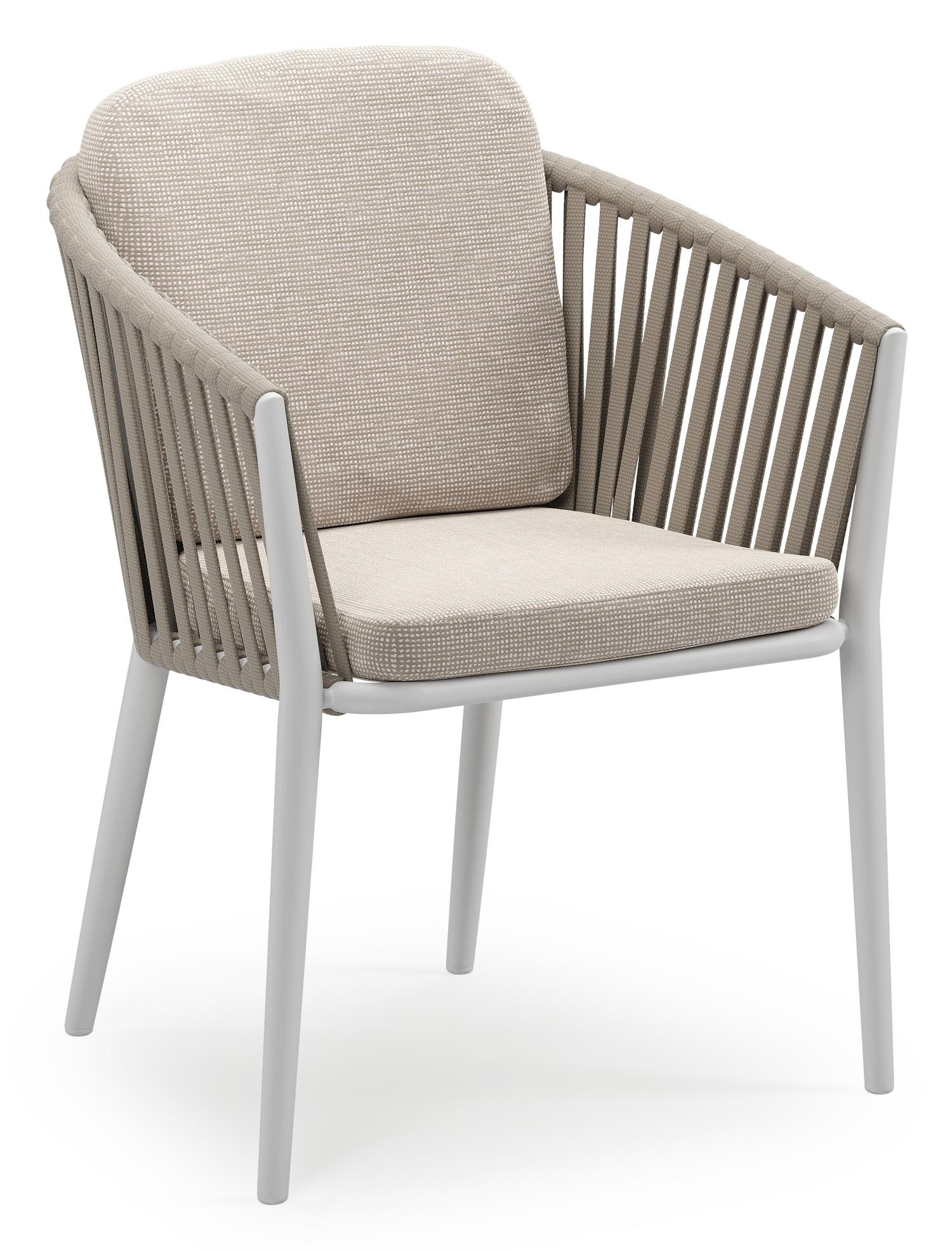 Orso stapelbare tuinstoel in wit aluminium en beige verticaal geweven luxe vlakke brede rope met stoelkussen in All Weather Sunbrella® Luxe Slow Farafra