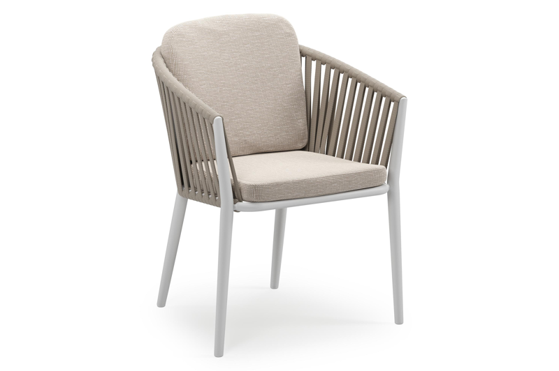 Orso stapelbare tuinstoel in wit aluminium en beige verticaal geweven luxe vlakke brede rope met stoelkussen in All Weather Sunbrella® Luxe Slow Farafra