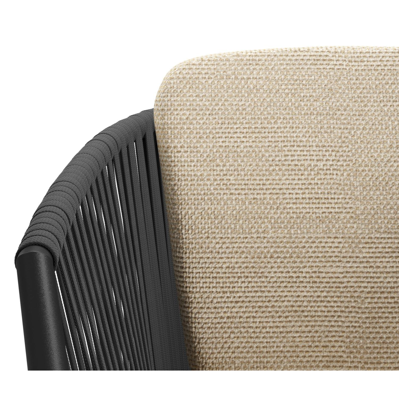 Orso tuinstoel in zwart aluminium en zwart verticaal geweven vlakke rope met zitkussen in All Weather Cosytica Althea Camel