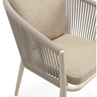 Orso tuinstoel in beige aluminium en beige verticaal geweven ronde rope met luxe zitkussen in All Weather Cosytica Madagascar Oak