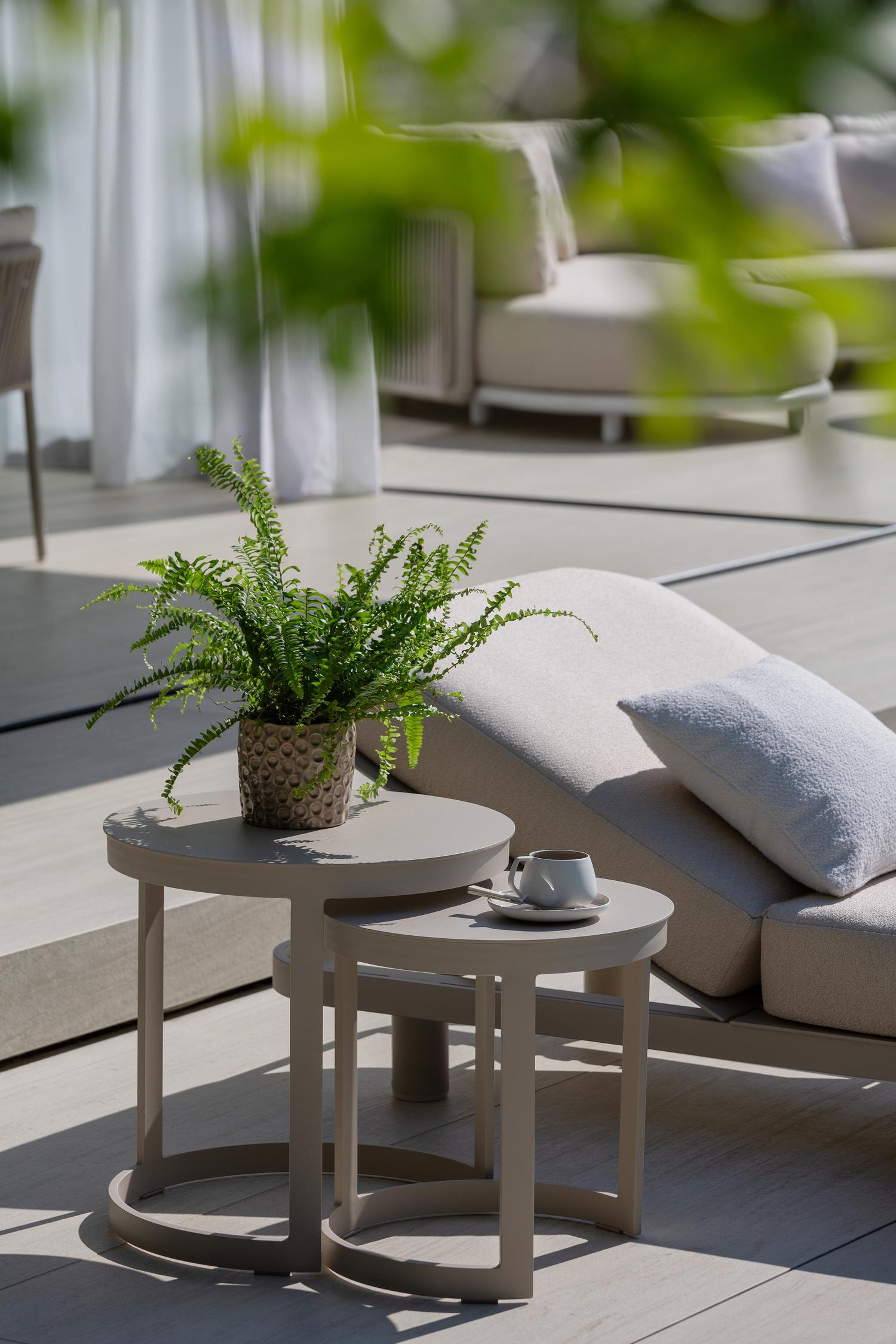 Enna loungetafels in beige aluminium - Dia. 44 x H. 64 cm + Dia. 52 x H. 52cm