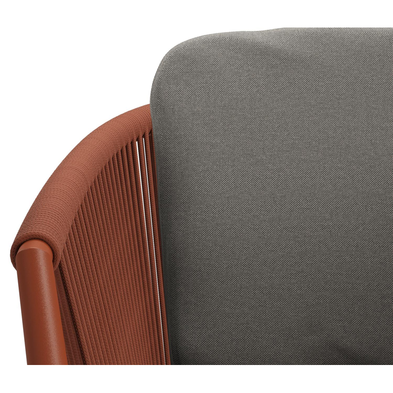 Chaise de jardin Orso en aluminium brun rouille et corde ronde tissée verticalement brun rouille avec coussin luxe en All Weather Sunbrella® Luxe Natte Dark Taupe