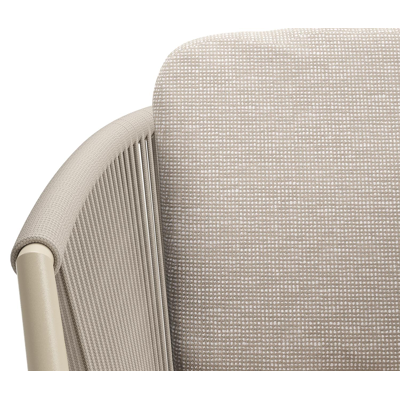 Orso tuinstoel in beige aluminium en beige verticaal geweven ronde rope met luxe zitkussen in All Weather Sunbrella® Luxe Slow Farafra