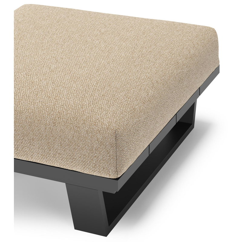 Pouf Pagino en aluminium noir et coussins en all weather cosytica madagascar oak