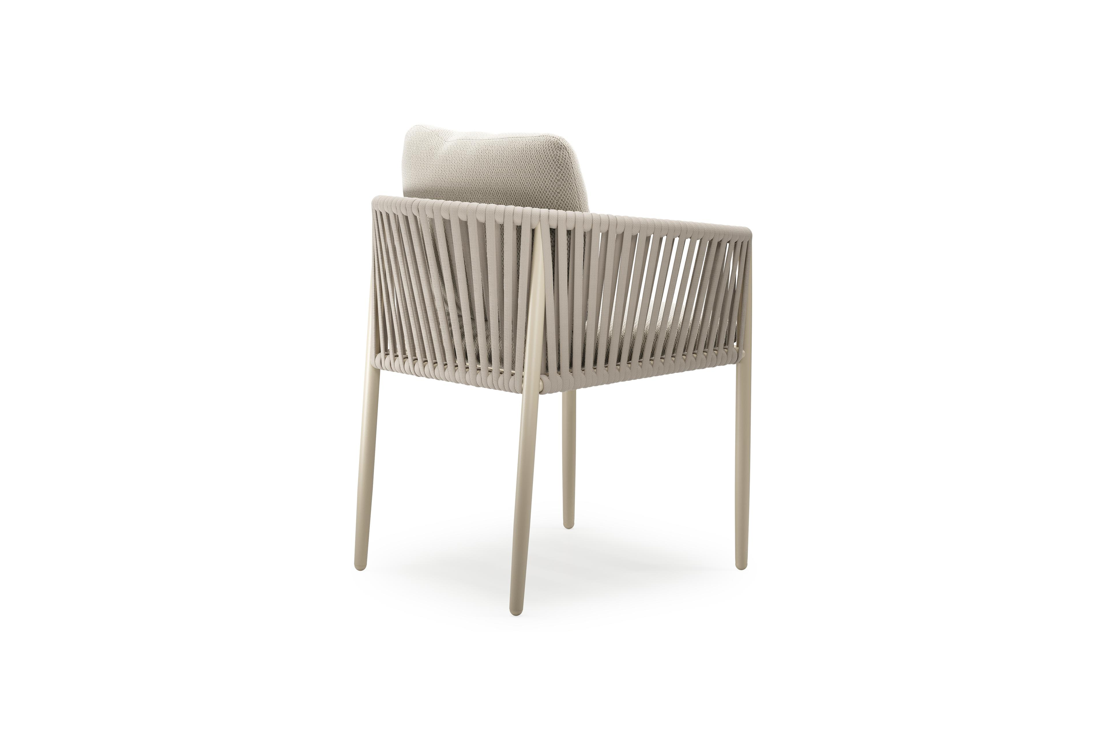 Organo tuinstoel in beige aluminium en beige verticaal geweven luxe vlakke rope met kussen in All Weather Sunbrella® Luxe Lopi Marble