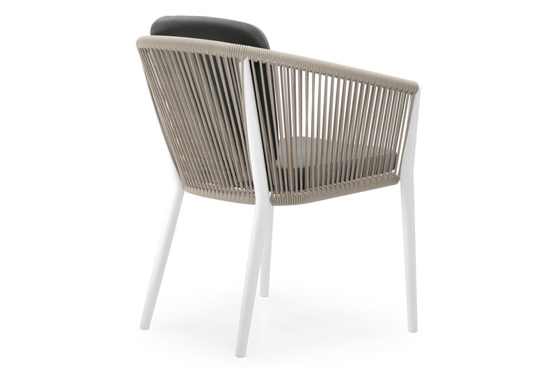 Orso tuinstoel in wit aluminium en beige verticaal geweven ronde rope met kussen in natte charcoal chine all weather sunbrella® luxe