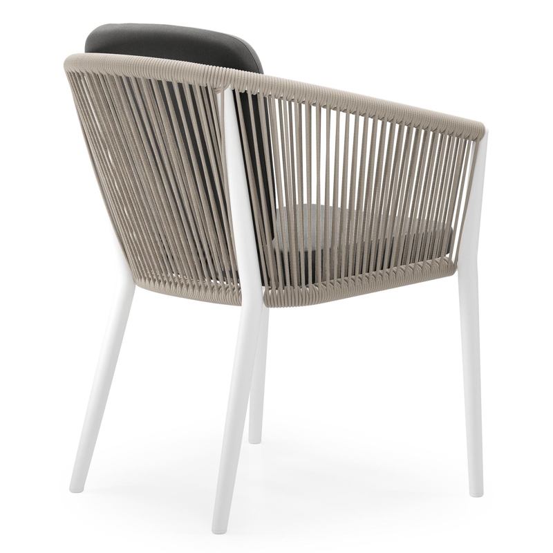 Orso tuinstoel in wit aluminium en beige verticaal geweven ronde rope met kussen in natte charcoal chine all weather sunbrella® luxe