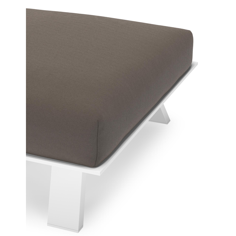 Cesano poef in wit aluminium met natte nature grey all weather Sunbrella® luxe kussen