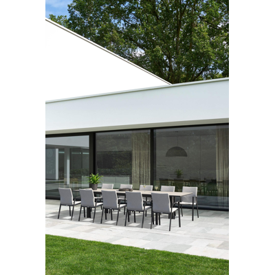 Aspra tuinset met verlengbare tafel in zwart aluminium en grijs volkeramiek op glas tafelblad met 10 stapelbare Madura tuinstoelen