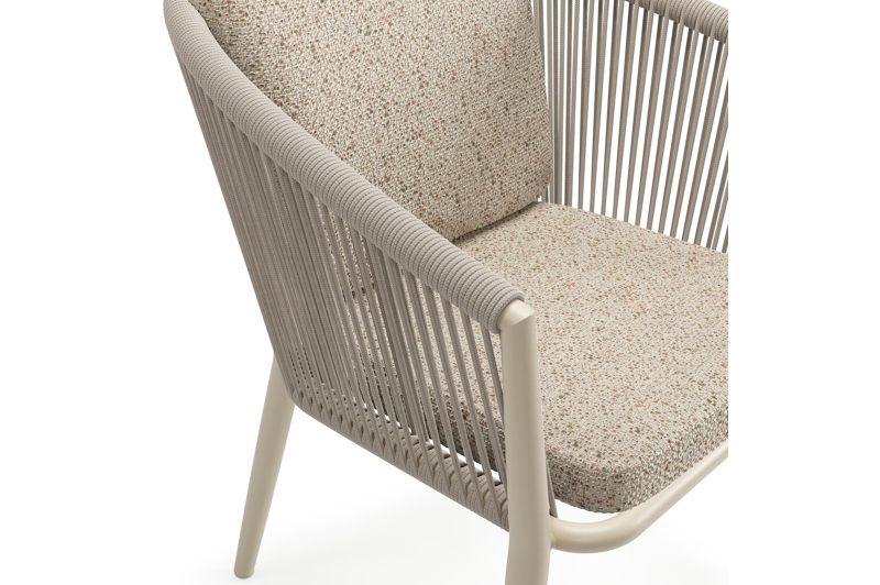 Orso tuinstoel in beige aluminium en beige verticaal geweven ronde rope met luxe zitkussen in All Weather Cosytica Bora Jungle