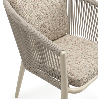 Orso tuinstoel in beige aluminium en beige verticaal geweven ronde rope met luxe zitkussen in All Weather Cosytica Bora Jungle