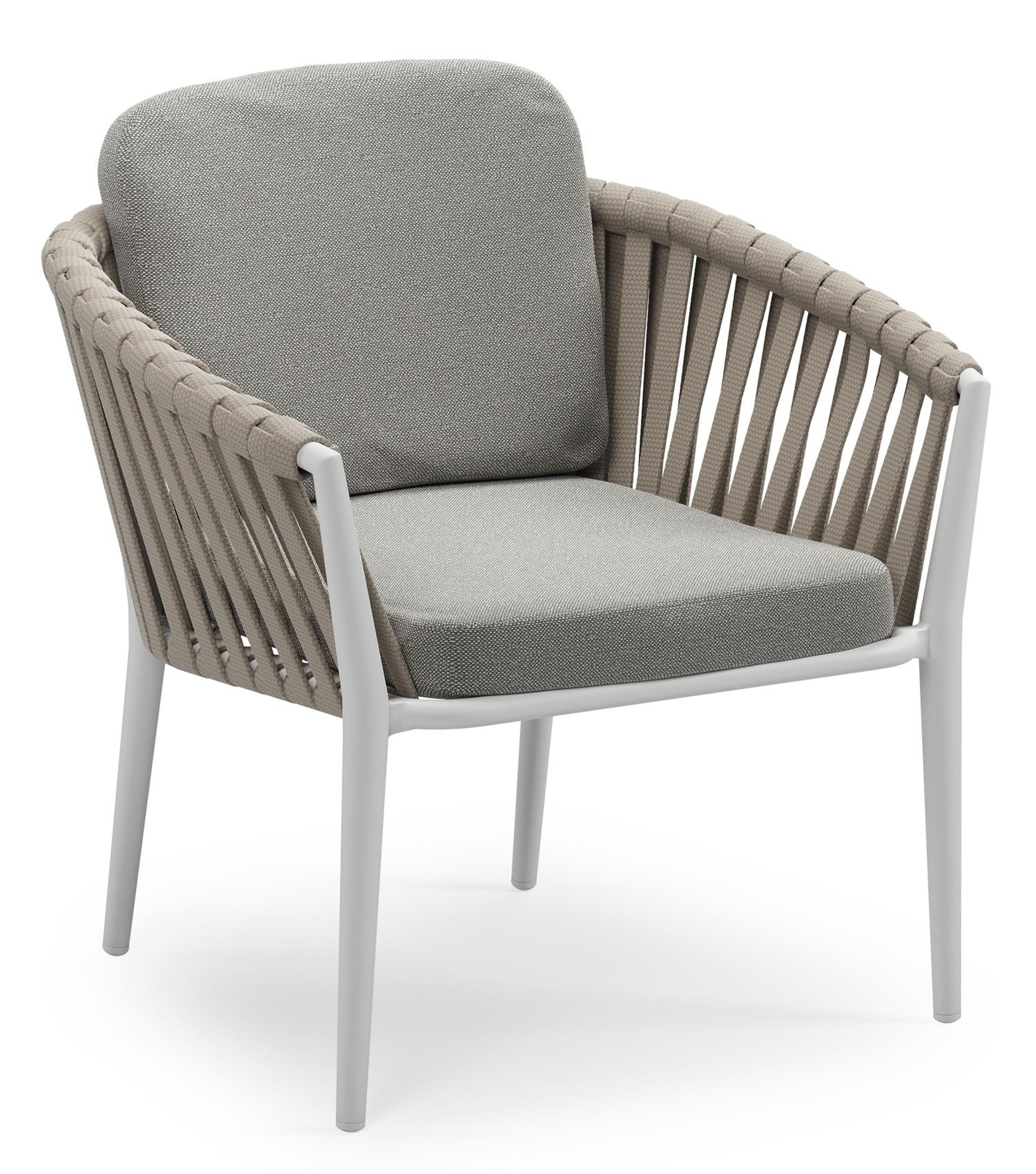 Orso low dining tuinstoel in wit aluminium en beige verticaal geweven luxe vlakke brede rope met stoelkussen in All Weather Sunbrella® Luxe Savane Zinc
