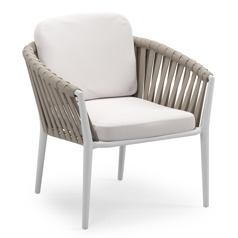 Orso low dining tuinstoel in wit aluminium en beige verticaal geweven luxe vlakke brede rope met stoelkussen in All Weather Sunbrella® Luxe Savane Whisper