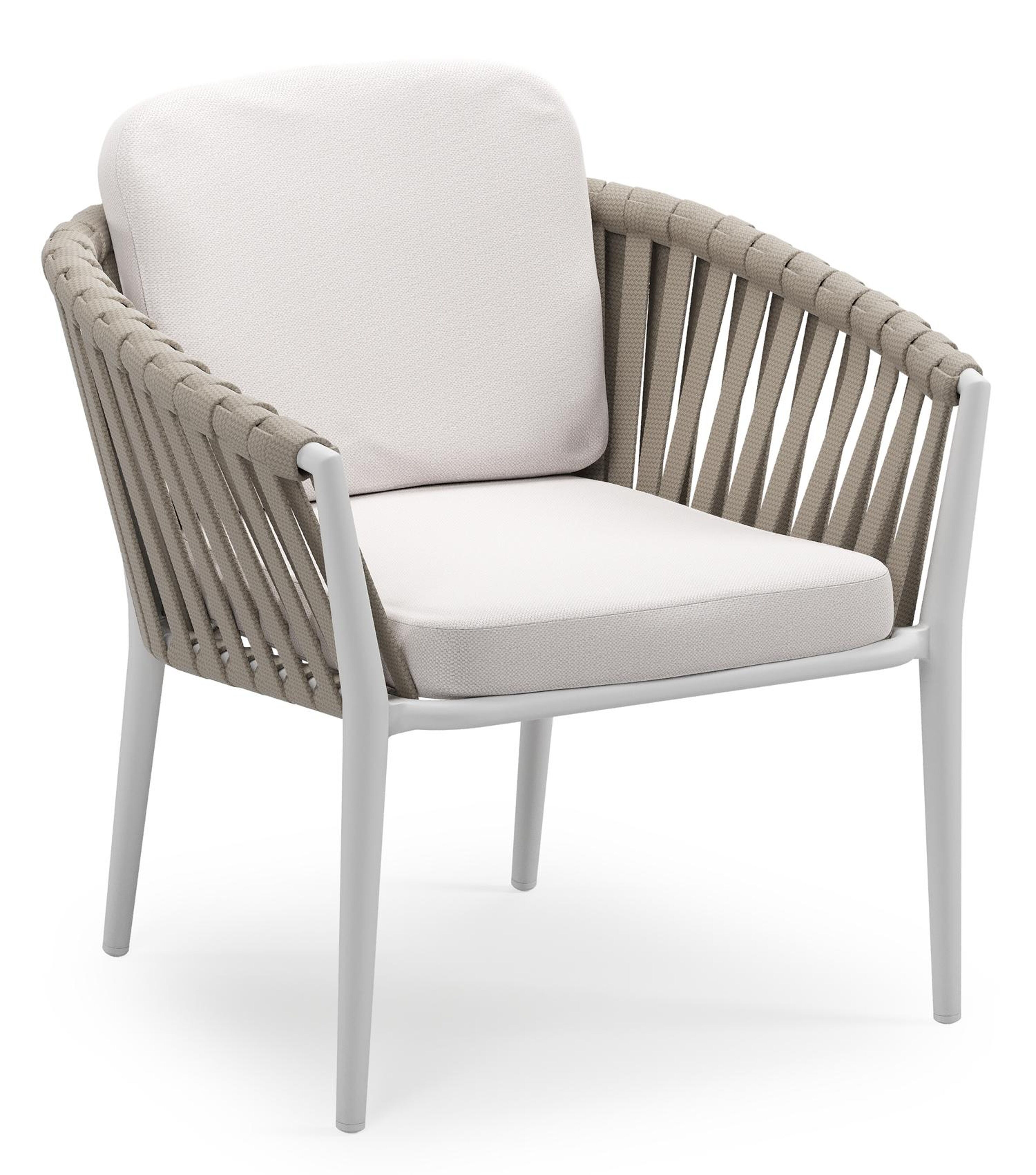Orso low dining tuinstoel in wit aluminium en beige verticaal geweven luxe vlakke brede rope met stoelkussen in All Weather Sunbrella® Luxe Savane Whisper