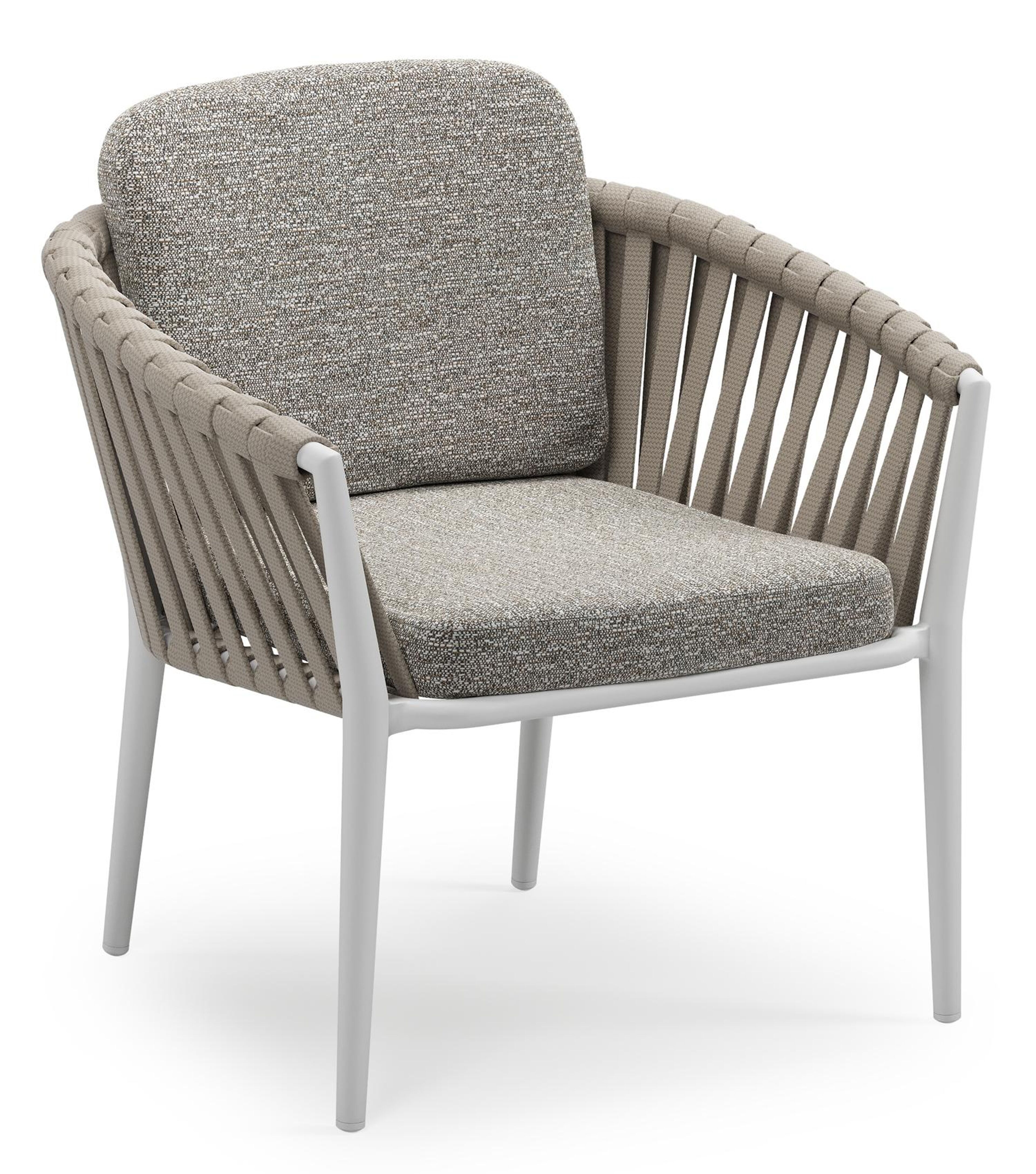Orso low dining tuinstoel in wit aluminium en beige verticaal geweven luxe vlakke brede rope met stoelkussen in All Weather Sunbrella® Luxe Tundra Pepper