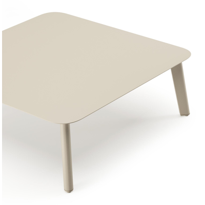 Table de basse Mosa en beige aluminium et aluminium beige - Lg. 85 x Lrg. 85 x Haut. 30 cm